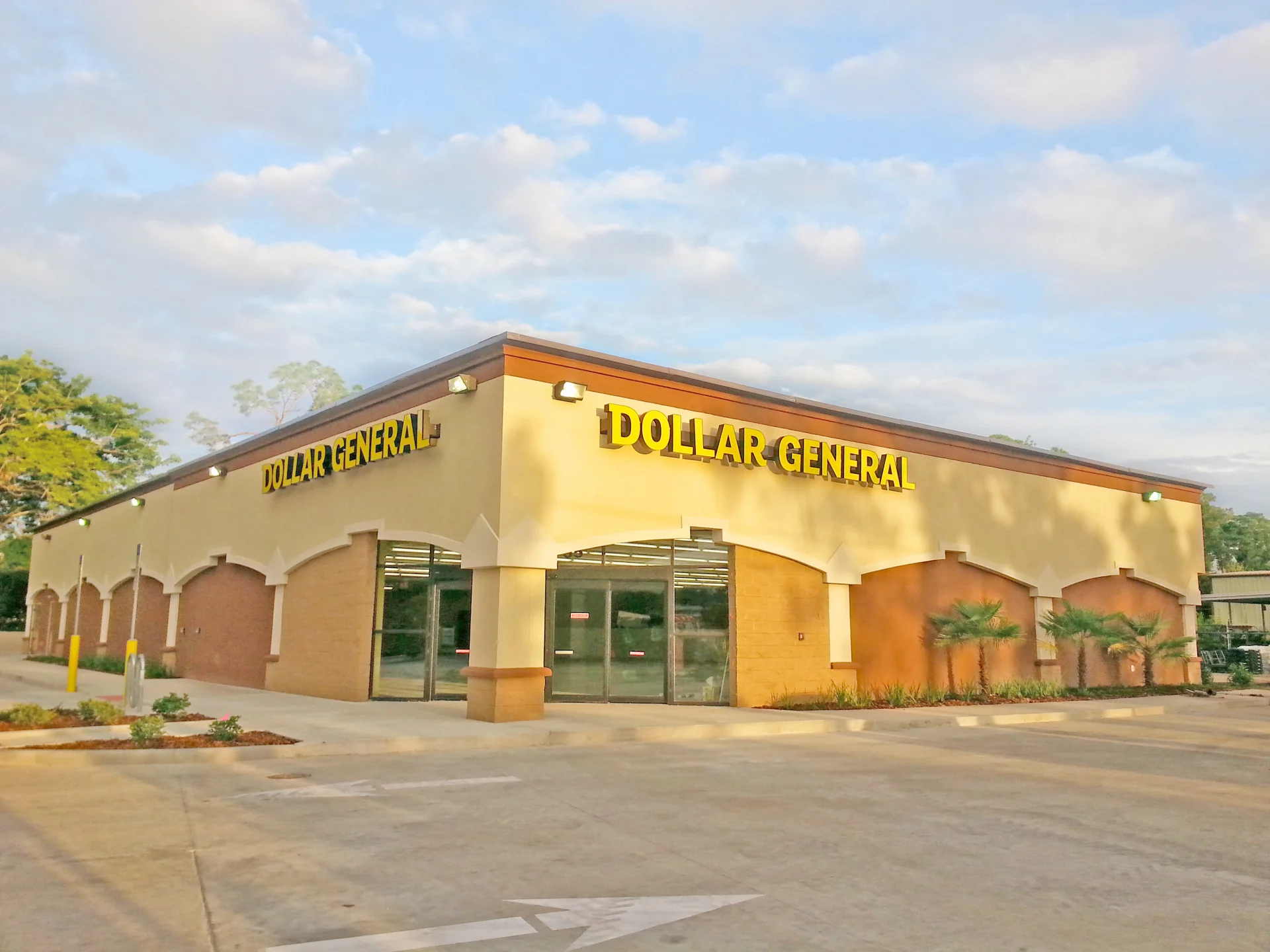 dollar general store exterior