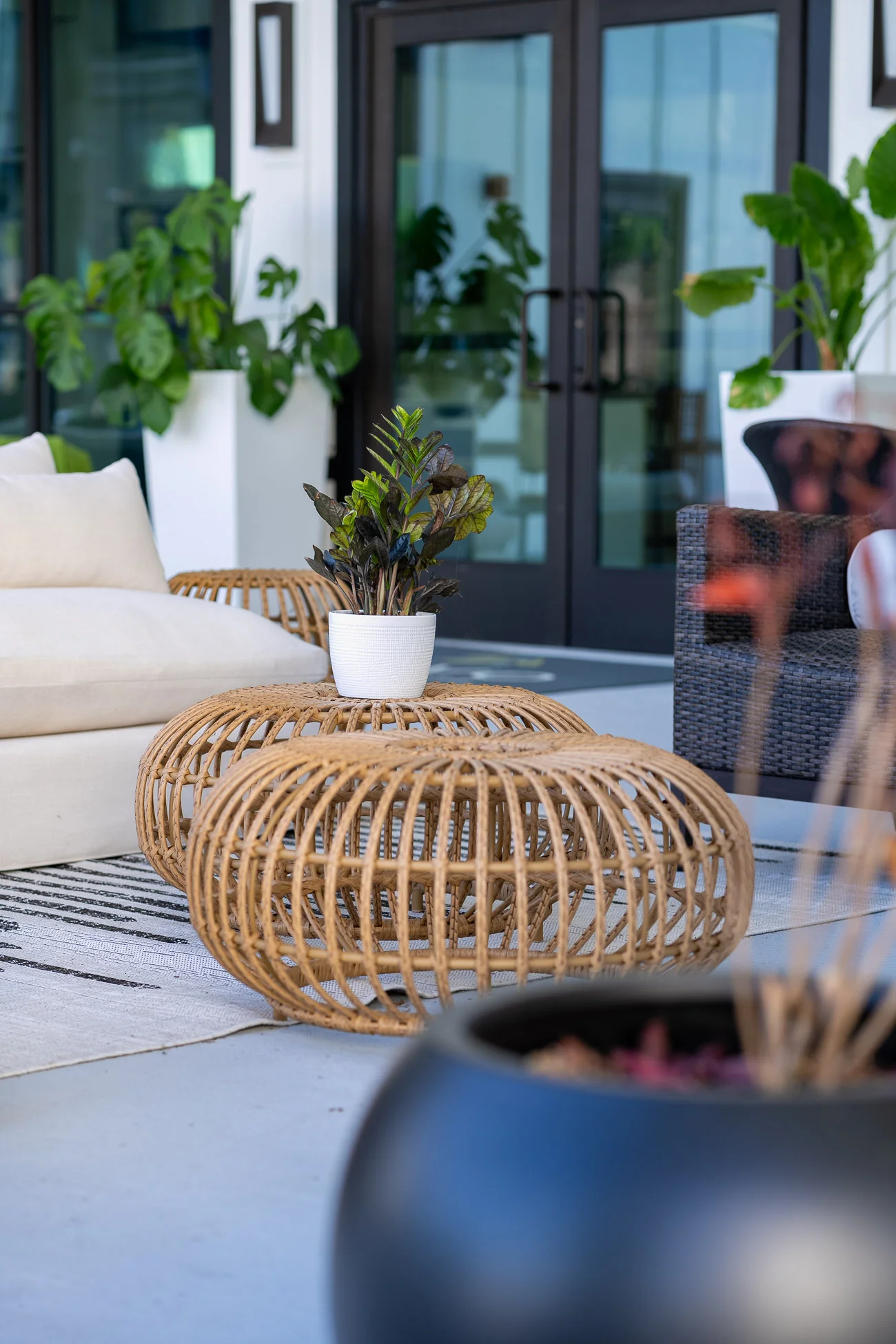 Avian Pointe outdoor sitting area